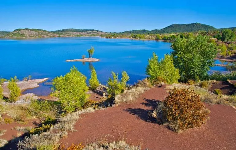 lac_du_salagou_1_south_france_holiday_villas