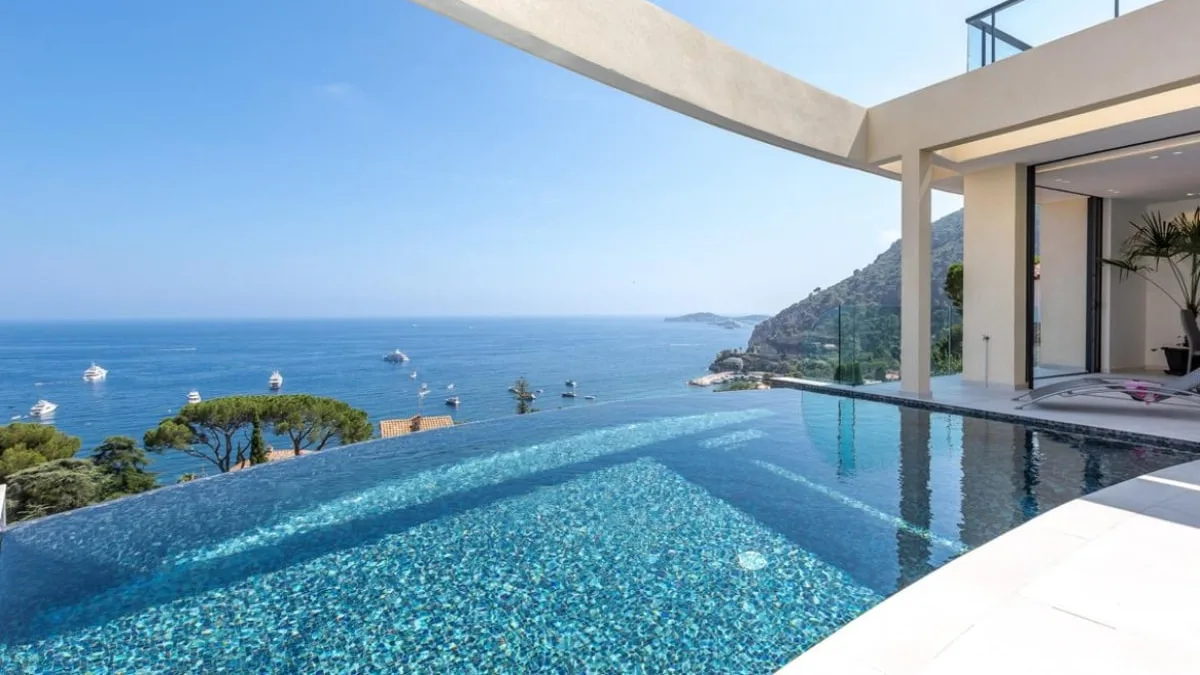 Luxury villa in the South of France with infinity pool overlooking the Mediterranean sea
