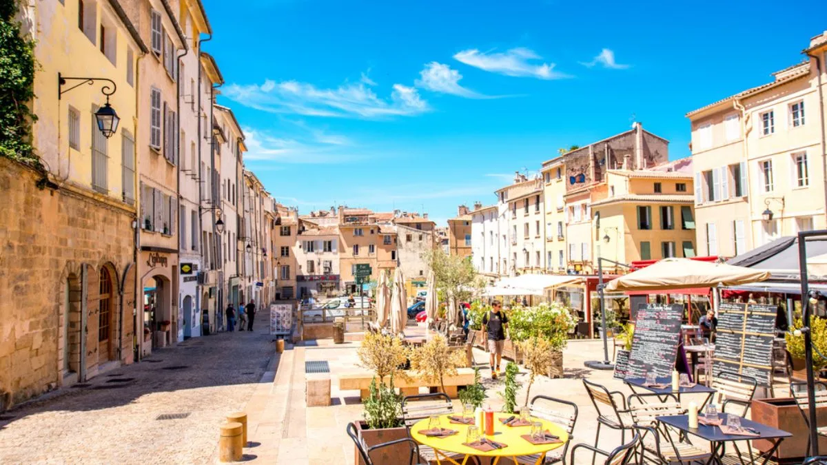 lively square in Aix en Provence with bars and restaurants