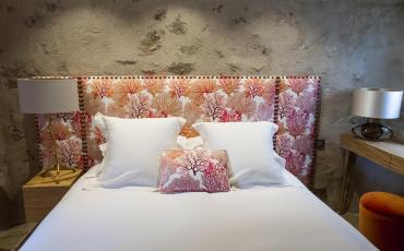 Luxury apartment in the heart of St Tropez, 1 bedroom and 2 bathrooms to sleep 2 (STPZ167HR)