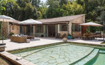 Spacious Dwelling with Huge Pool. 2 bedrooms, sleeps 4 (CLERH102)