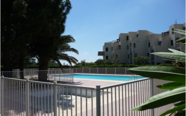 CYP108 - Sweet little apartment only 1 minute from the beach with shared swimming pool, sleeps 6 people.