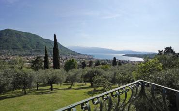 Luxury 7 bedroom holiday villa with private pool in Italian Lakes Italy (PV1093)