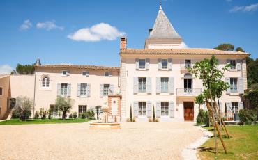 Stunning 16th Century Chateau Offering Private Apartments, Shared Heatable Pool and Spa . 4 to 8 guests. (PEZ149)