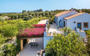 Luxury 4 bedroom holiday villa with private pool in Sicily Italy (PV1894)