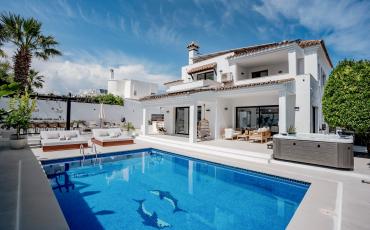 Luxury 8 bedroom holiday villa with private pool in Costa del Sol Spain (PV2986)