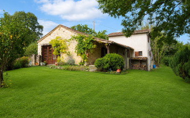 Villa in Charming Périgord Village. Pool and Garden. 3 bedrooms to sleep 6 (BERG101)