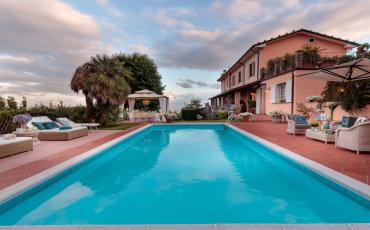 Luxury 4 bedroom holiday villa with private pool in Tuscany Italy (PV1869-2)