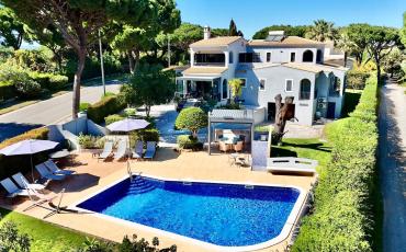 Luxury 4 bedroom holiday villa with private pool in Algarve Portugal (PV1154)