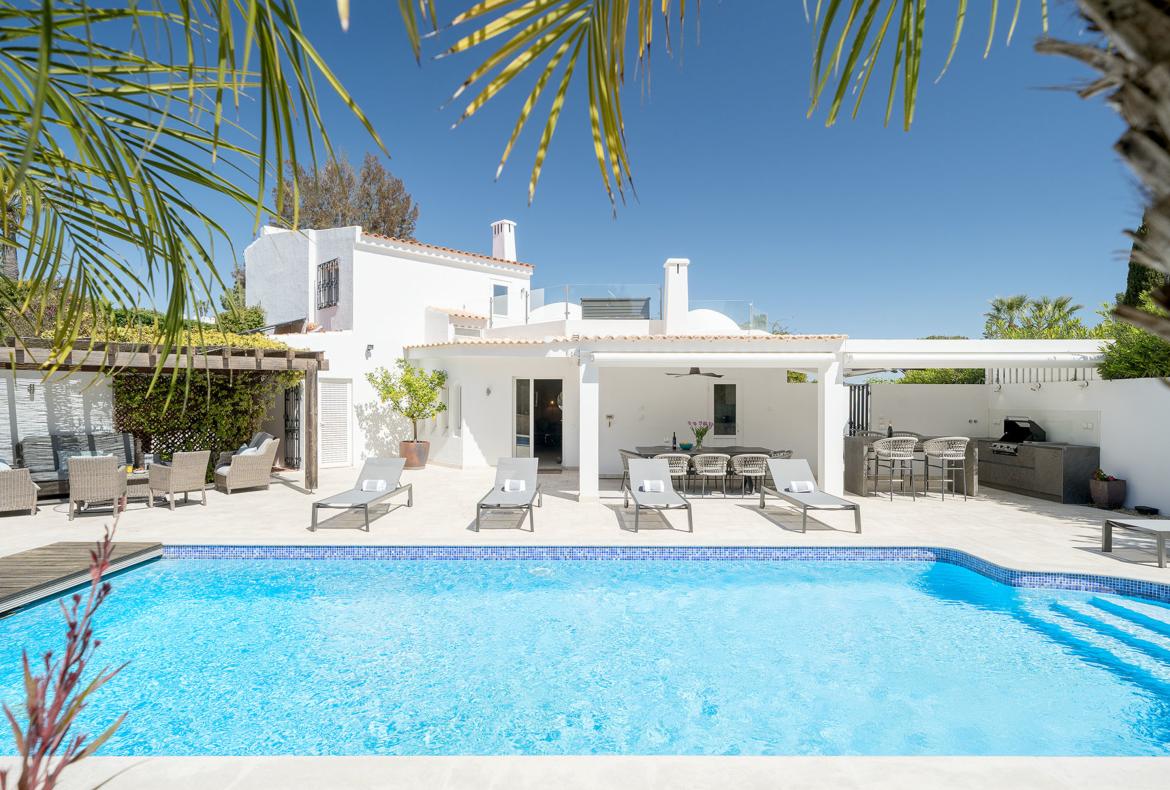 Luxury 3 bedroom holiday villa with private pool in Algarve Portugal (PV2862)