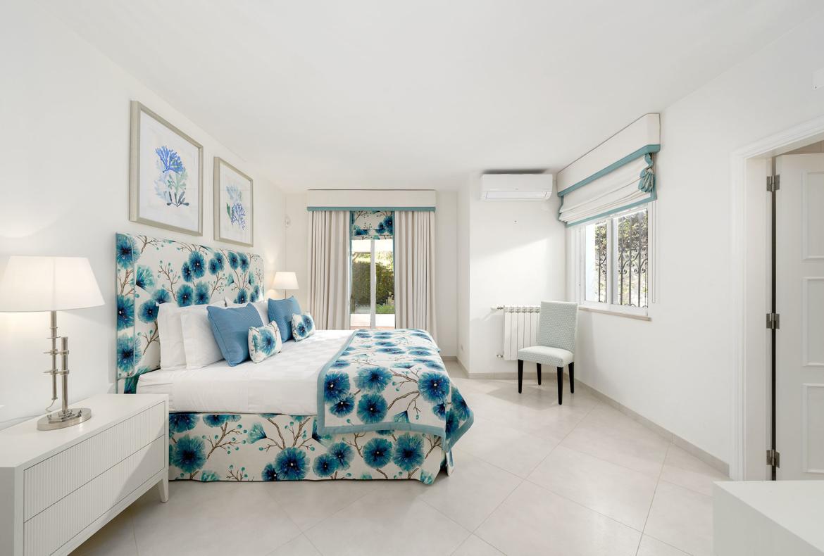 Luxury 3 bedroom holiday villa with private pool in Algarve Portugal (PV2862)