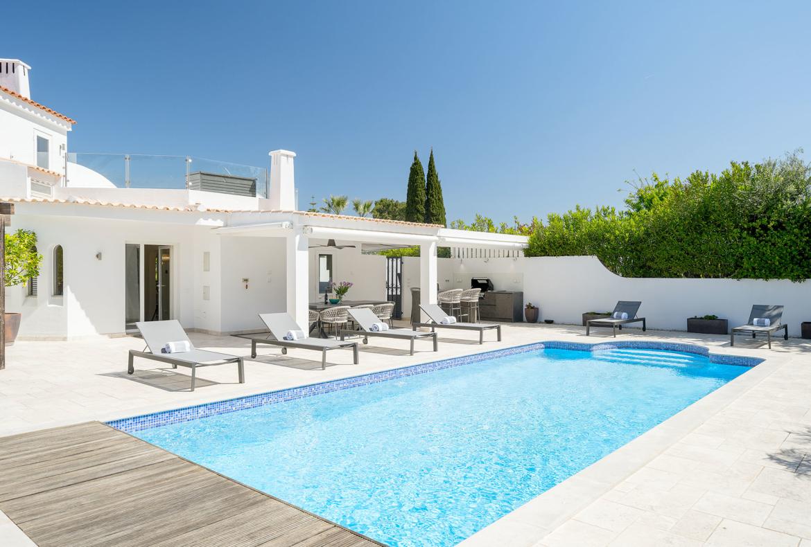 Luxury 3 bedroom holiday villa with private pool in Algarve Portugal (PV2862)