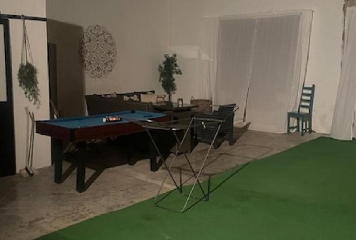House in Cruzy with Private Pool, Internet and Aircon. Sleeps 8-10. (CRU104)