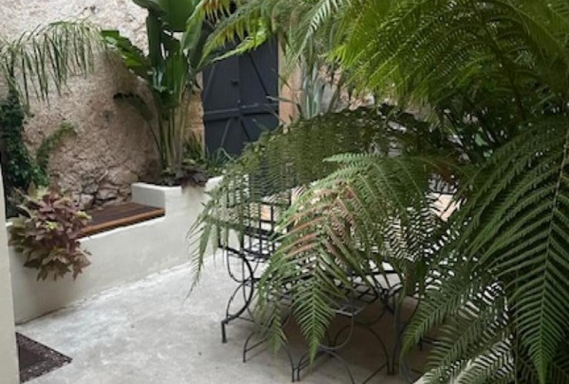 House in Cruzy with Private Pool, Internet and Aircon. Sleeps 8-10. (CRU104)
