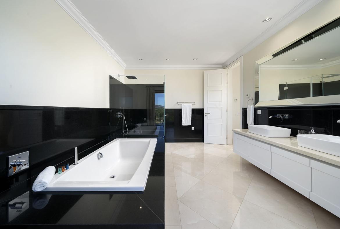 Luxury 6 bedroom holiday villa with private pool in Algarve Portugal (PV2729)
