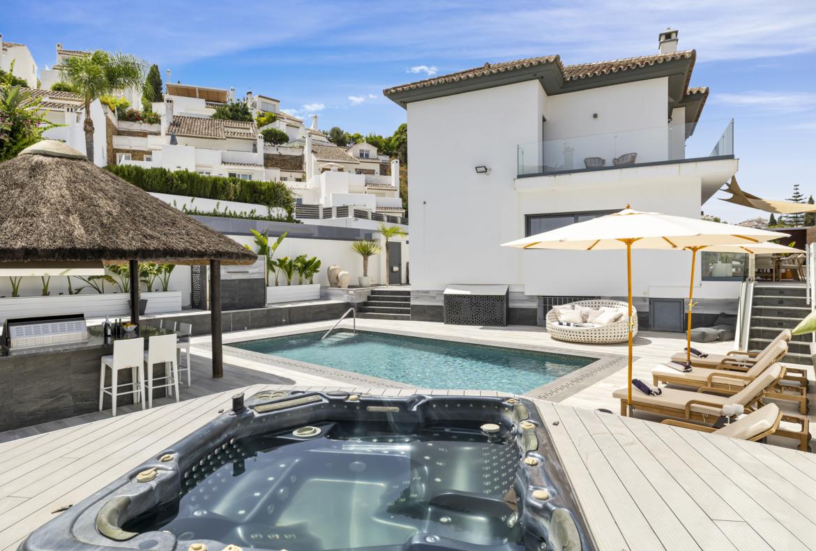 Luxury 5 bedroom holiday villa with private pool in Costa del Sol Spain (PV2994)