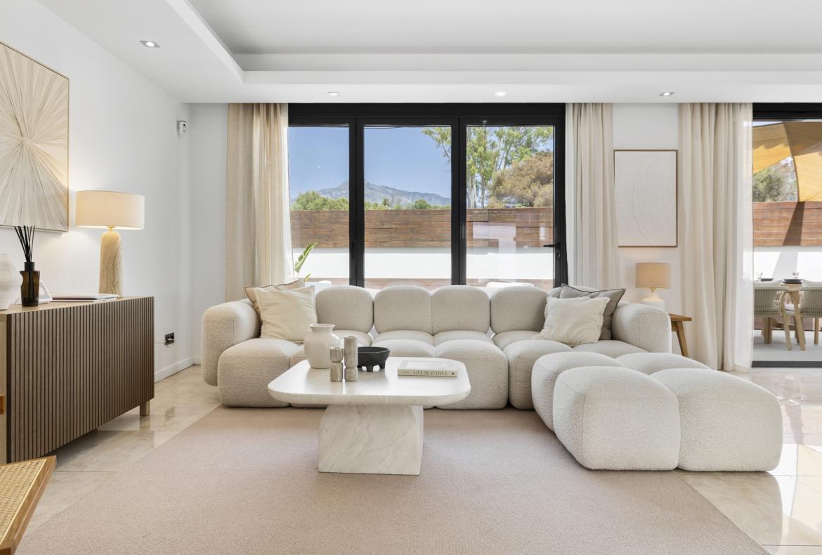 Luxury 5 bedroom holiday villa with private pool in Costa del Sol Spain (PV2994)