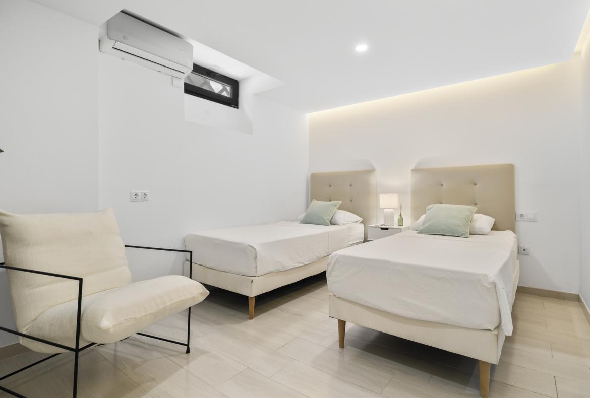 Luxury 5 bedroom holiday villa with private pool in Costa del Sol Spain (PV2994)