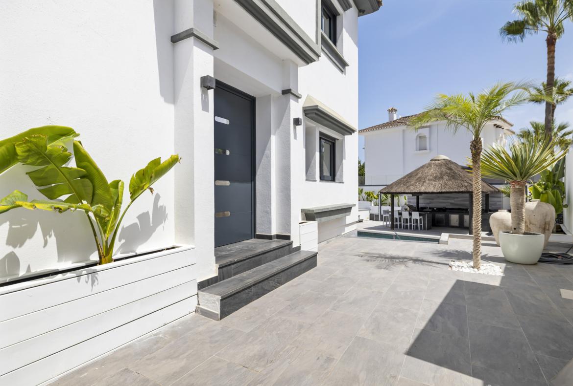 Luxury 5 bedroom holiday villa with private pool in Costa del Sol Spain (PV2994)