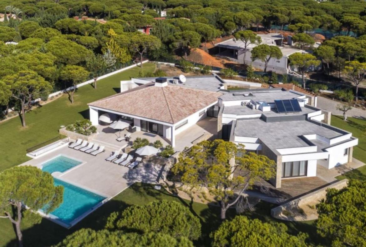 Luxury 5 bedroom holiday villa with private pool in Algarve Portugal (PORTU117PV)