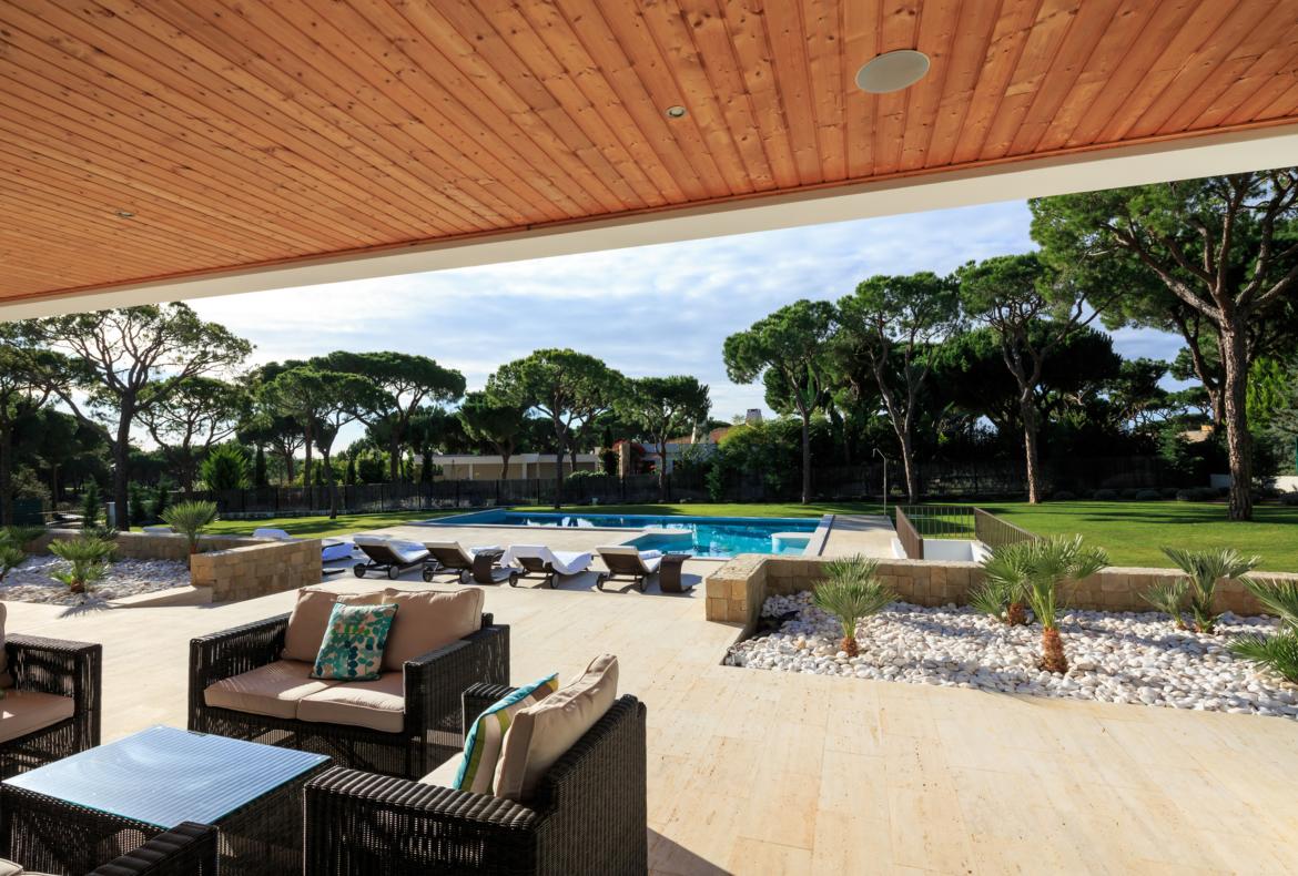 Luxury 5 bedroom holiday villa with private pool in Algarve Portugal (PORTU117PV)