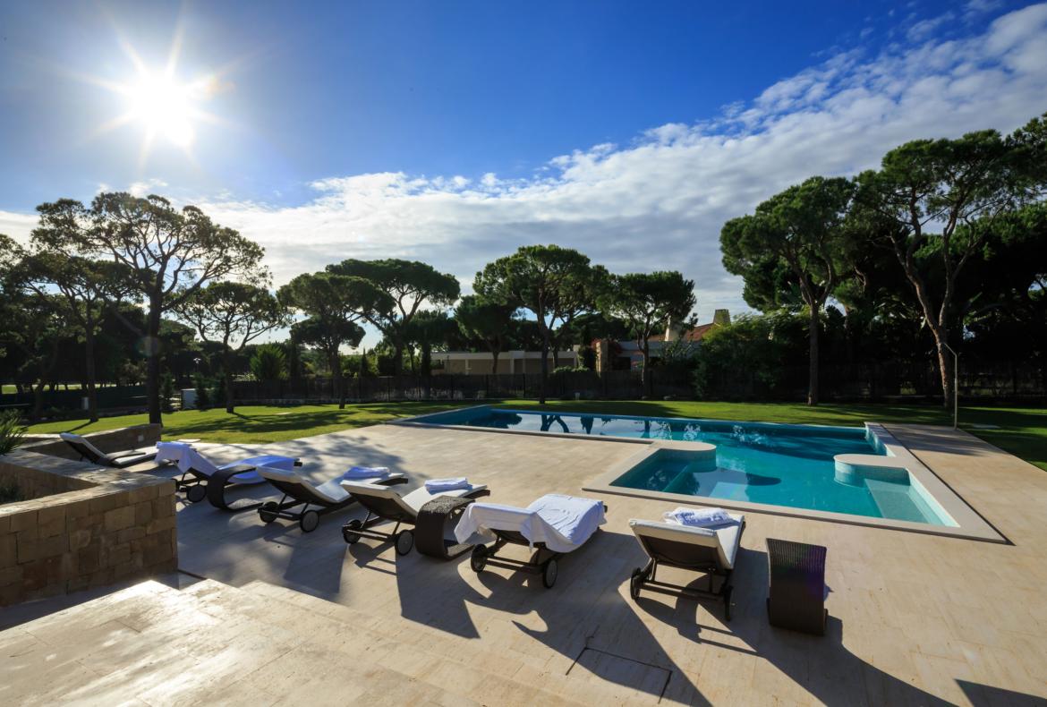 Luxury 5 bedroom holiday villa with private pool in Algarve Portugal (PORTU117PV)