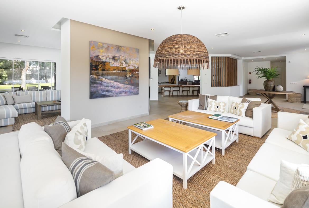 Luxury 5 bedroom holiday villa with private pool in Algarve Portugal (PORTU117PV)