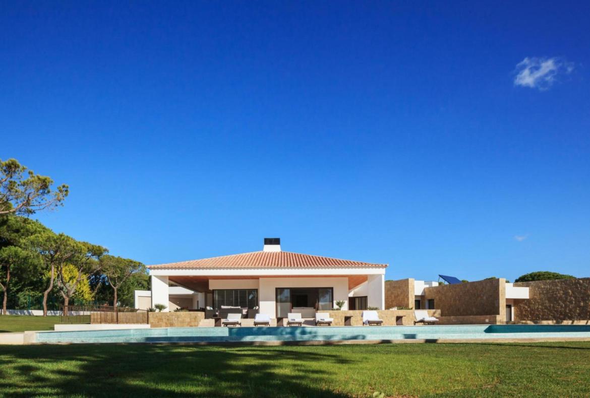 Luxury 5 bedroom holiday villa with private pool in Algarve Portugal (PORTU117PV)