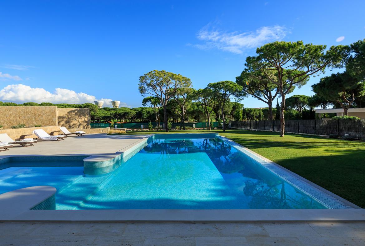 Luxury 5 bedroom holiday villa with private pool in Algarve Portugal (PORTU117PV)