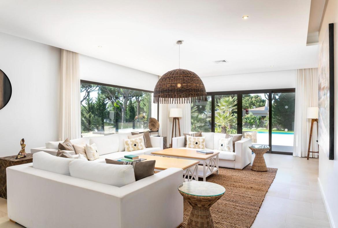 Luxury 5 bedroom holiday villa with private pool in Algarve Portugal (PORTU117PV)