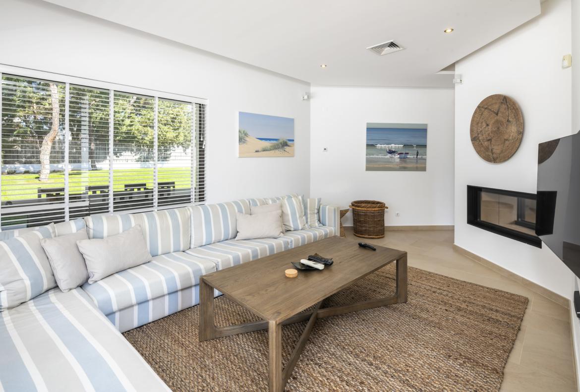 Luxury 5 bedroom holiday villa with private pool in Algarve Portugal (PORTU117PV)