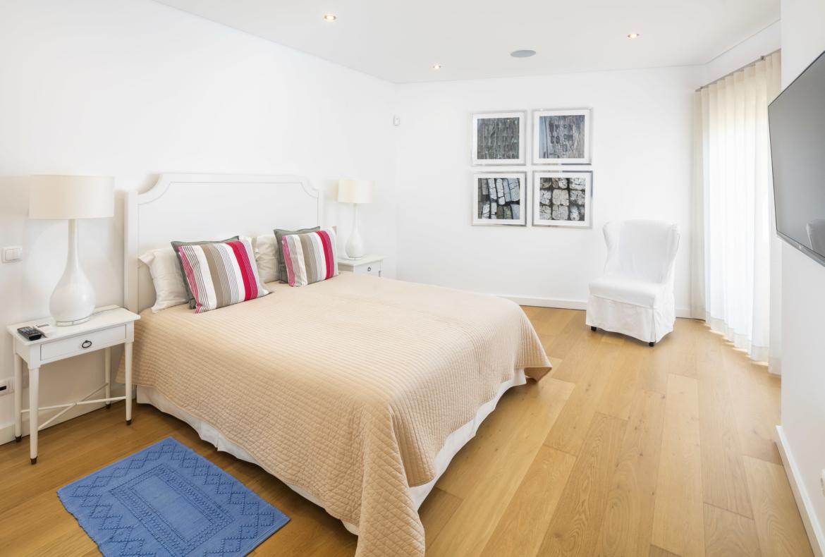 Luxury 5 bedroom holiday villa with private pool in Algarve Portugal (PORTU117PV)