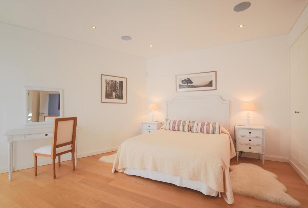 Luxury 5 bedroom holiday villa with private pool in Algarve Portugal (PORTU117PV)