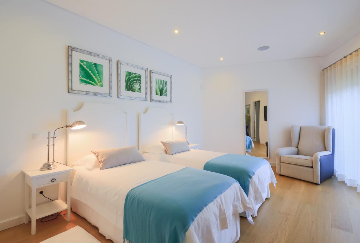 Luxury 5 bedroom holiday villa with private pool in Algarve Portugal (PORTU117PV)