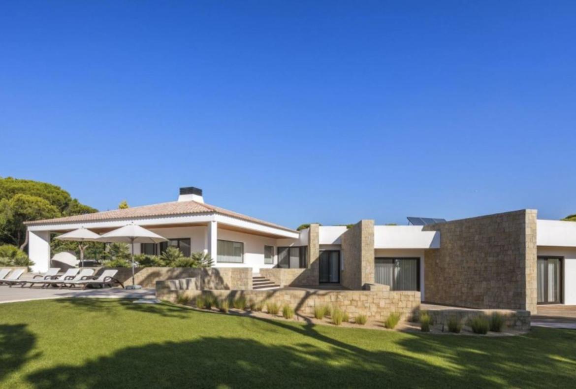 Luxury 5 bedroom holiday villa with private pool in Algarve Portugal (PORTU117PV)