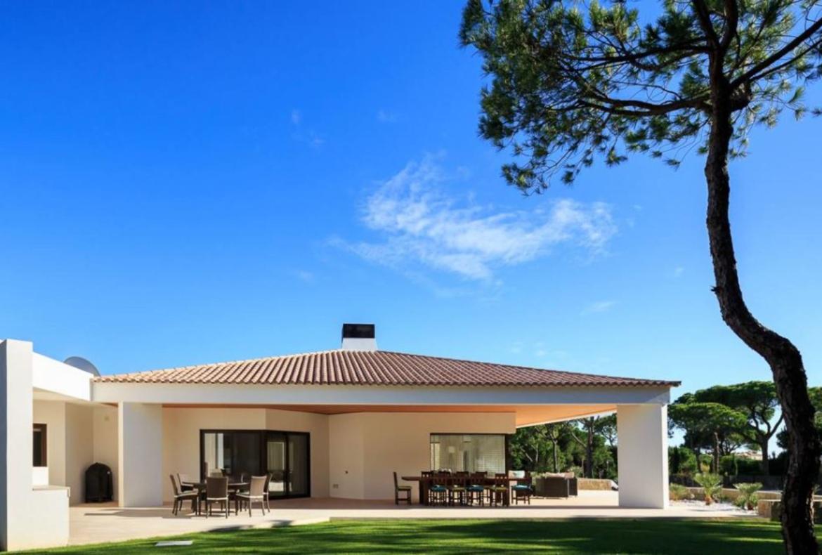 Luxury 5 bedroom holiday villa with private pool in Algarve Portugal (PORTU117PV)