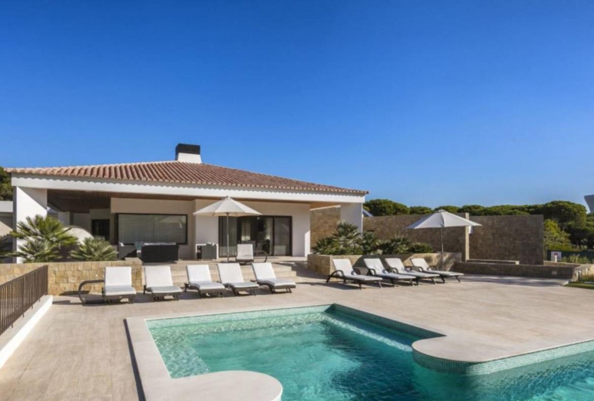 Luxury 5 bedroom holiday villa with private pool in Algarve Portugal (PORTU117PV)