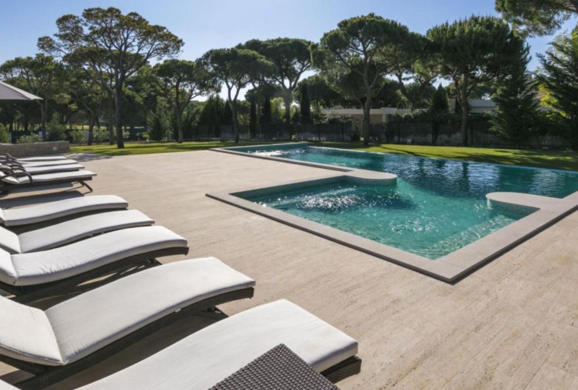 Luxury 5 bedroom holiday villa with private pool in Algarve Portugal (PORTU117PV)
