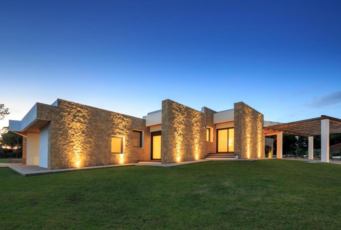 Luxury 5 bedroom holiday villa with private pool in Algarve Portugal (PORTU117PV)