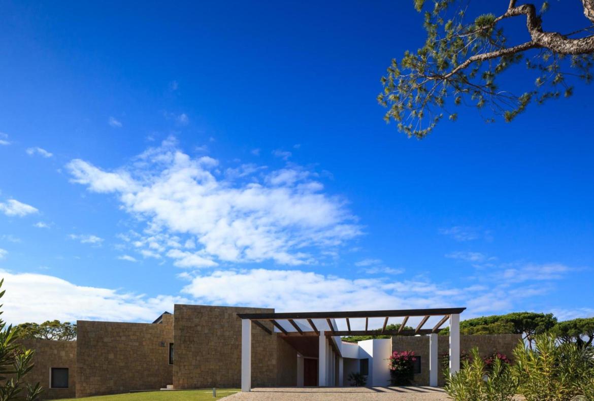 Luxury 5 bedroom holiday villa with private pool in Algarve Portugal (PORTU117PV)