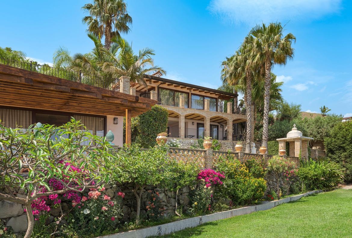 Luxury 4 bedroom holiday villa with private pool in Sicily Italy (PV253)