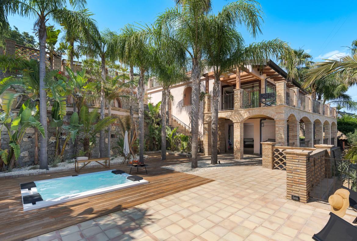 Luxury 4 bedroom holiday villa with private pool in Sicily Italy (PV253)