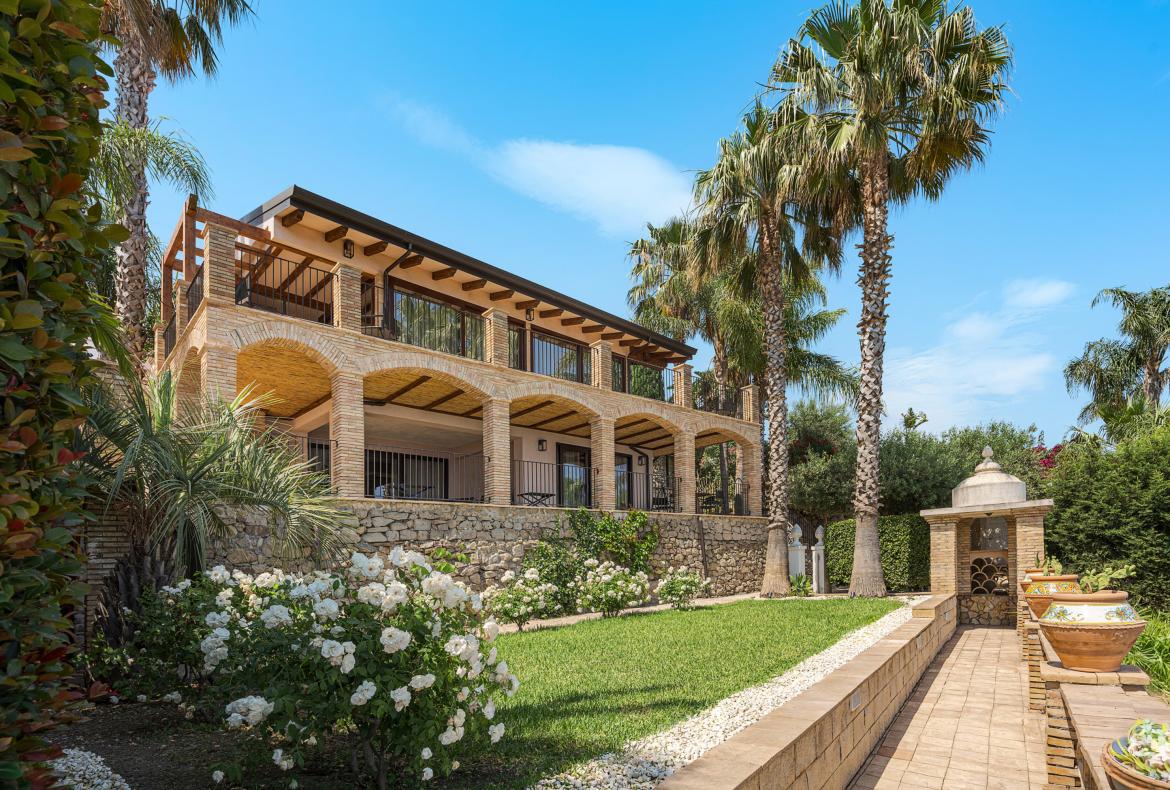Luxury 4 bedroom holiday villa with private pool in Sicily Italy (PV253)