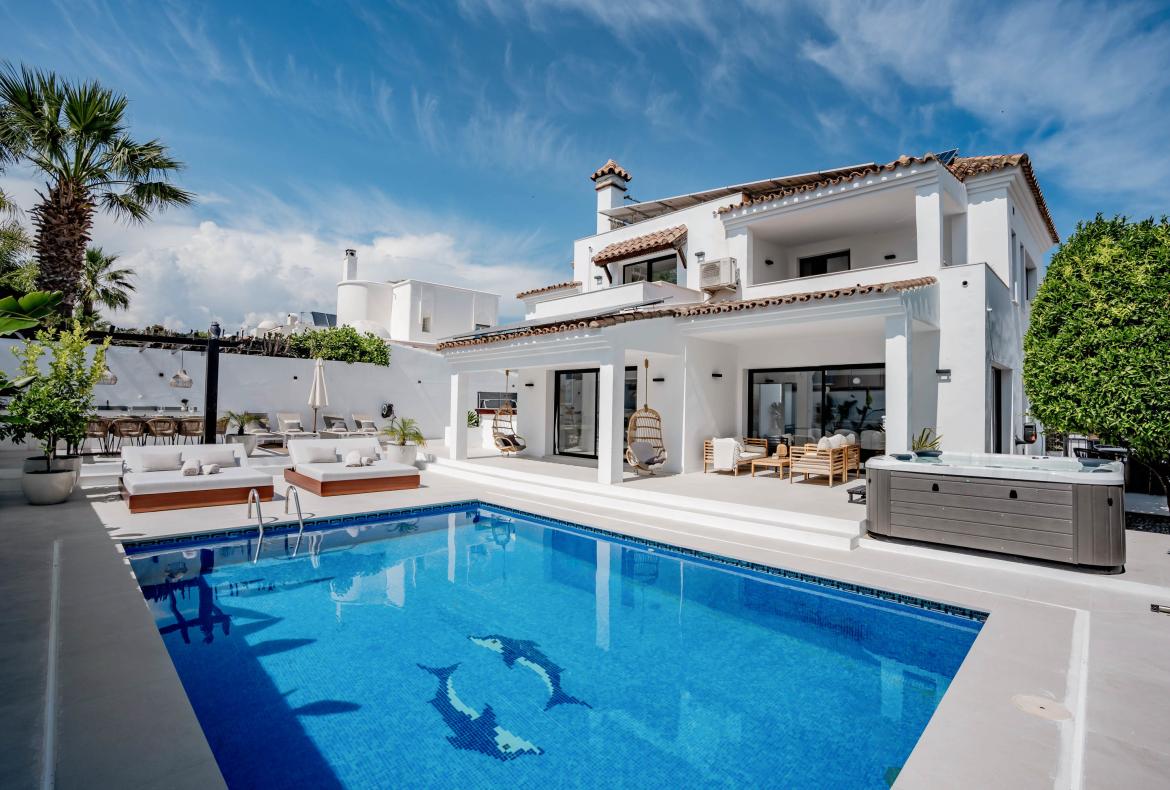 Luxury 8 bedroom holiday villa with private pool in Costa del Sol Spain (PV2986)