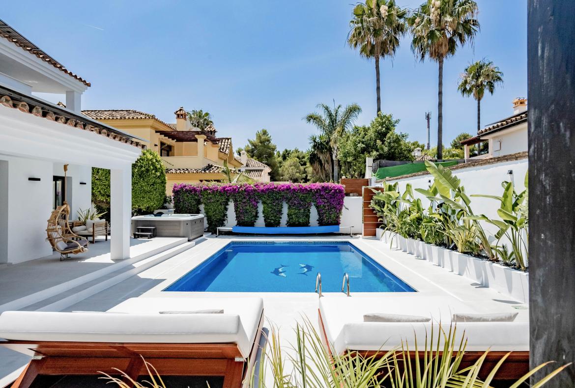 Luxury 8 bedroom holiday villa with private pool in Costa del Sol Spain (PV2986)