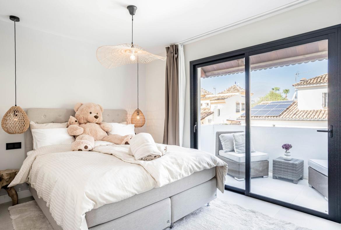 Luxury 8 bedroom holiday villa with private pool in Costa del Sol Spain (PV2986)