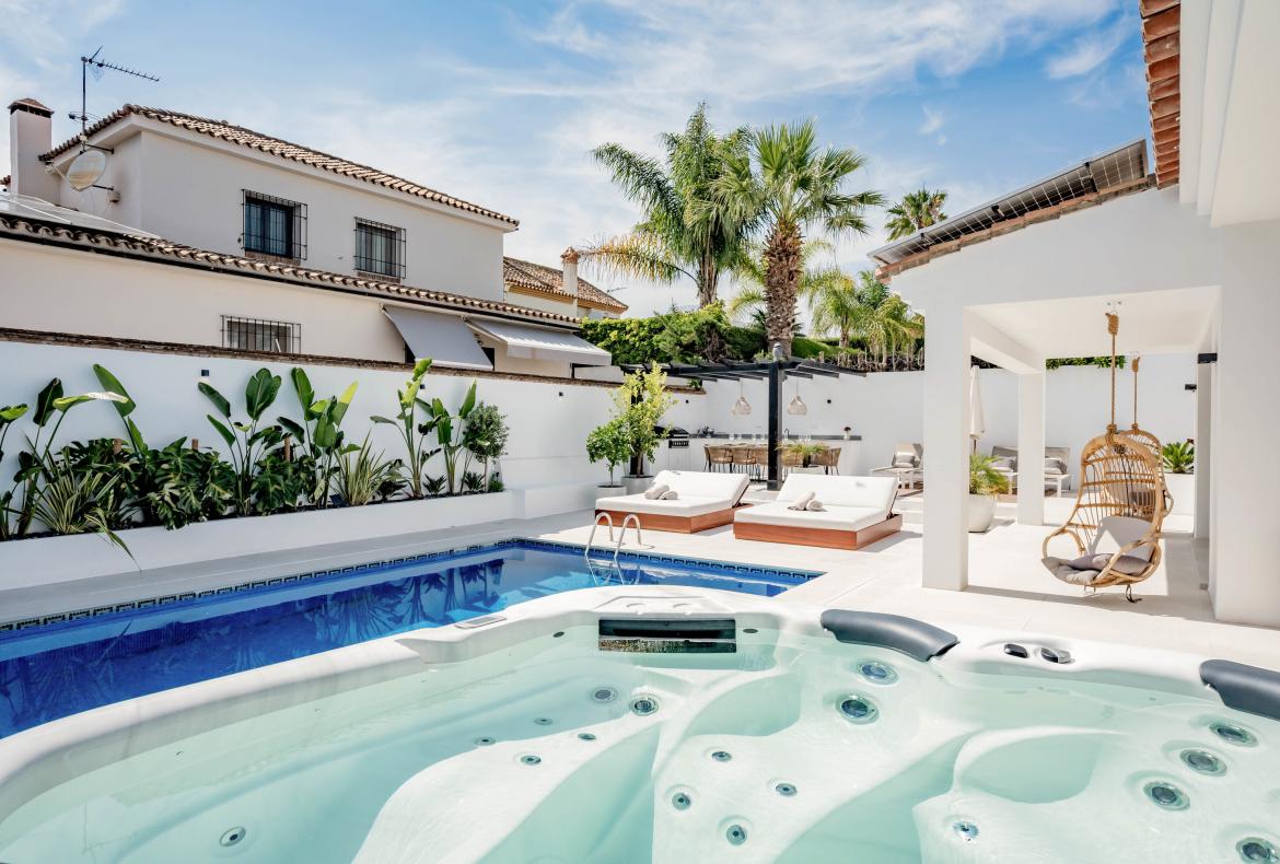 Luxury 8 bedroom holiday villa with private pool in Costa del Sol Spain (PV2986)