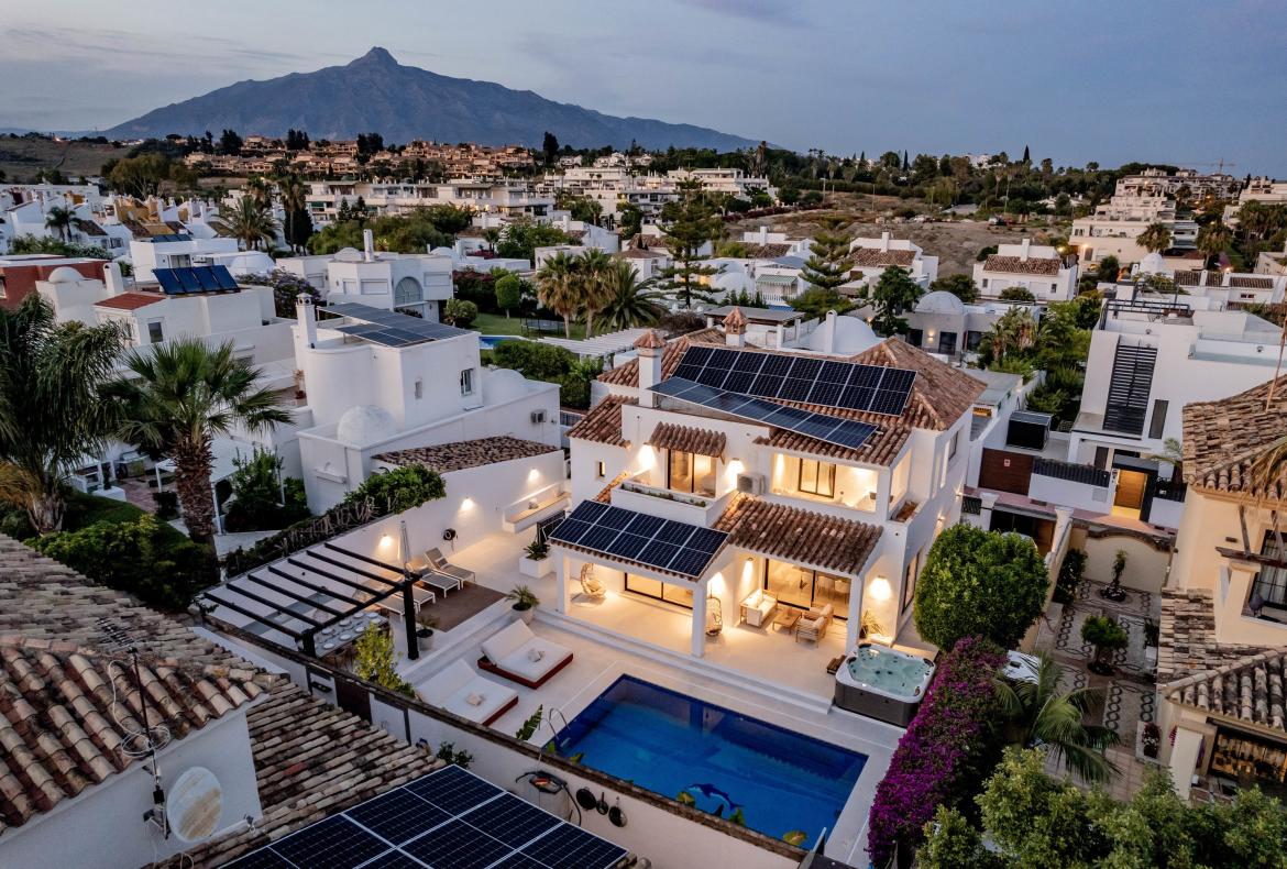Luxury 8 bedroom holiday villa with private pool in Costa del Sol Spain (PV2986)
