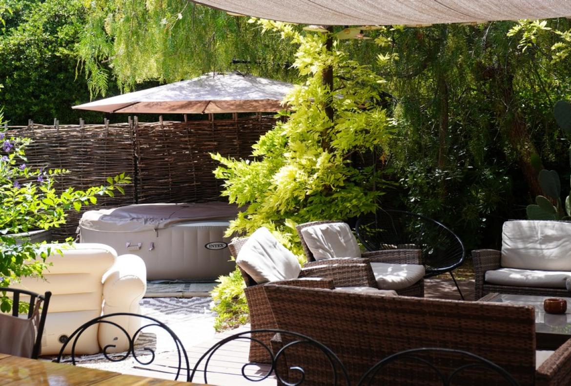 Luxury Villa within Walking Distance of Beach and Harbour in La Ciotat. 7 bedrooms to sleep up to 15 (LACIO101)