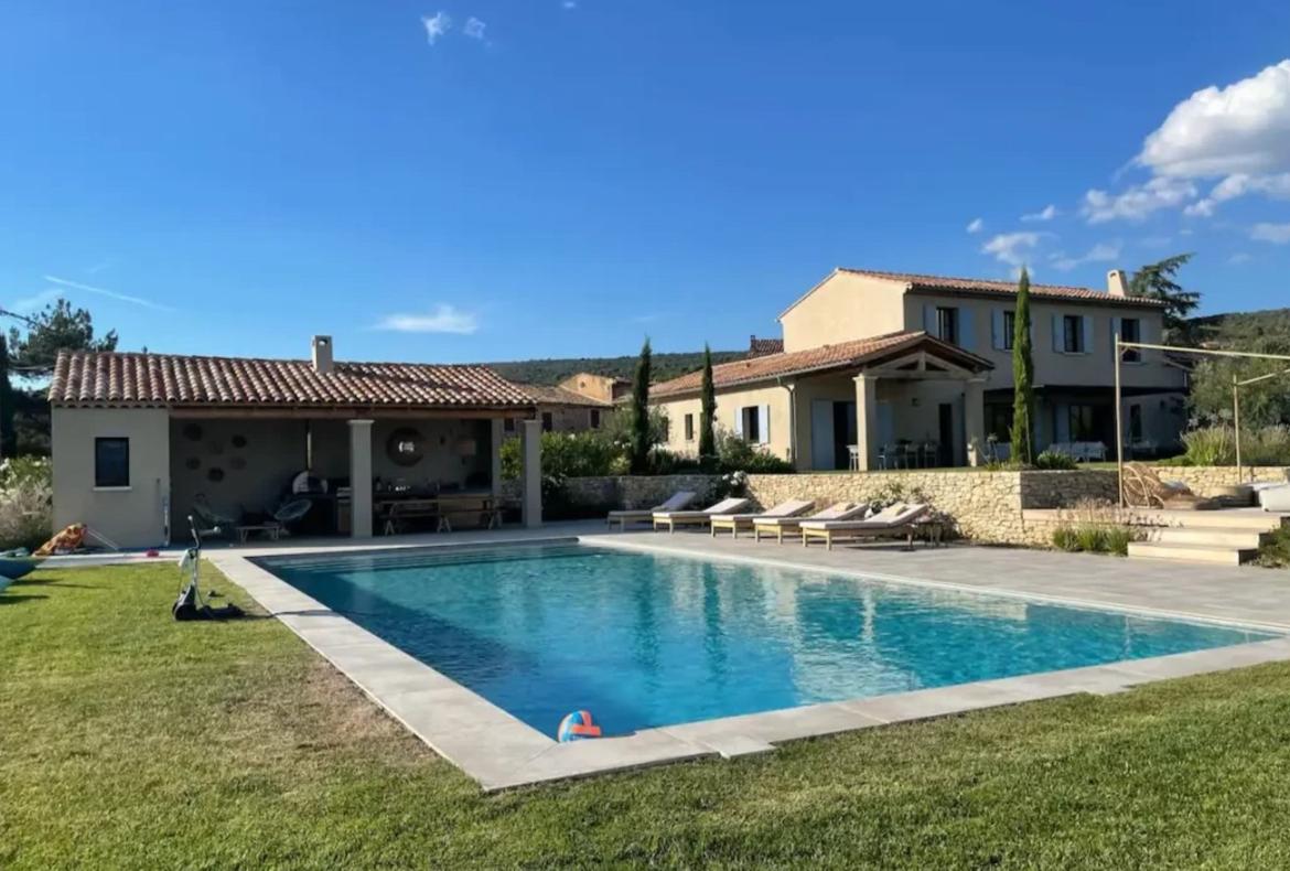 Luxury 6 bedroom holiday villa with private pool in Provence France (PV2995)